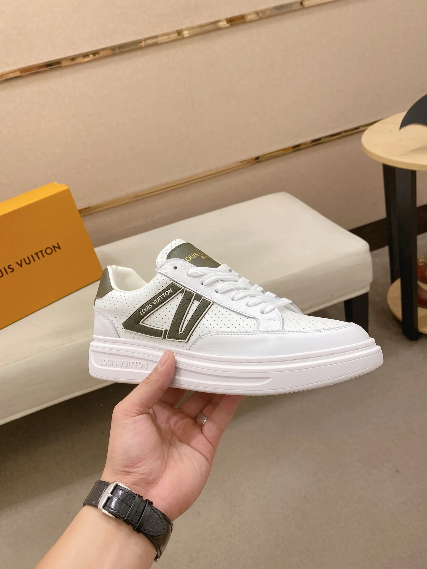 Men's shoes 💰: 420💰🎉🎉LV~Louis Vuitton trendy men's shoes New shipments Latest matching The same style as the official website Super high quality Hot sales of the season [strong] [strong] [strong] Selected first-layer cowhide, comfortable cowhide lining, original last, comfortable on the foot, wear-resistant rubber outsole Size number: 38-44.